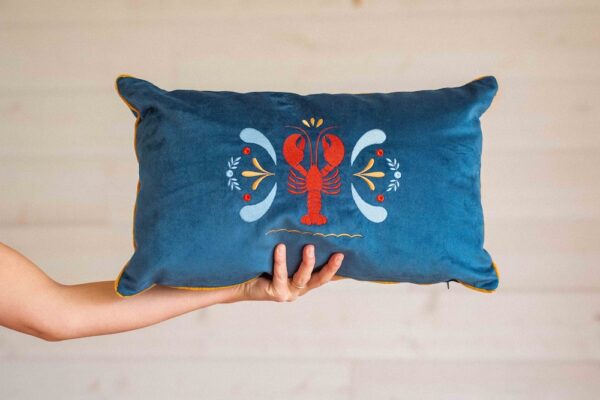 Coussin brodé bleu homard – Image 2