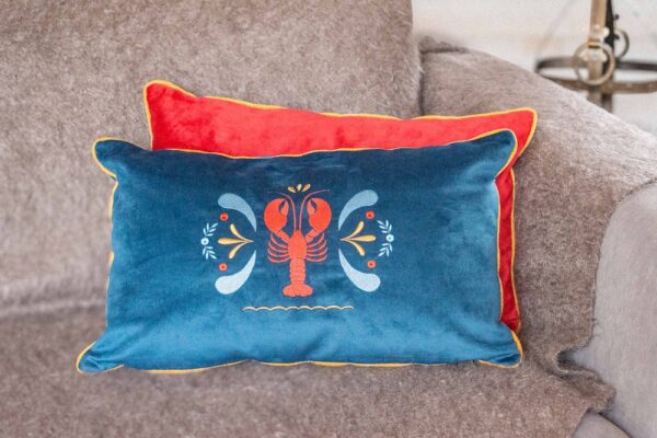 Coussin brodé bleu homard – Image 3