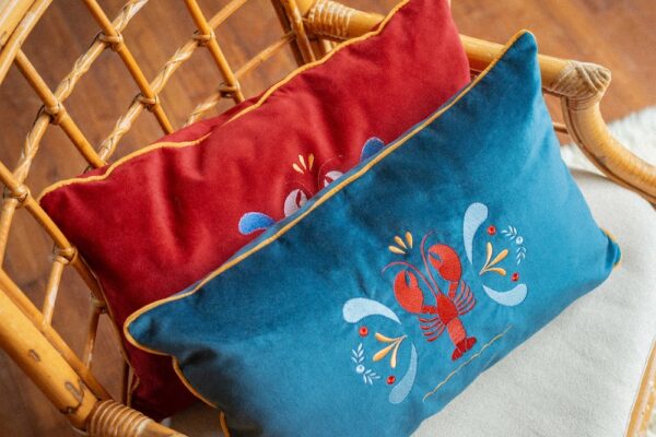 Coussin brodé bleu homard – Image 4