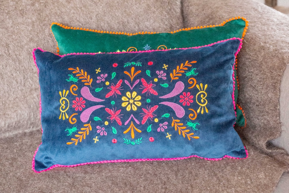 Coussin bleu brodé abeilles – Image 2