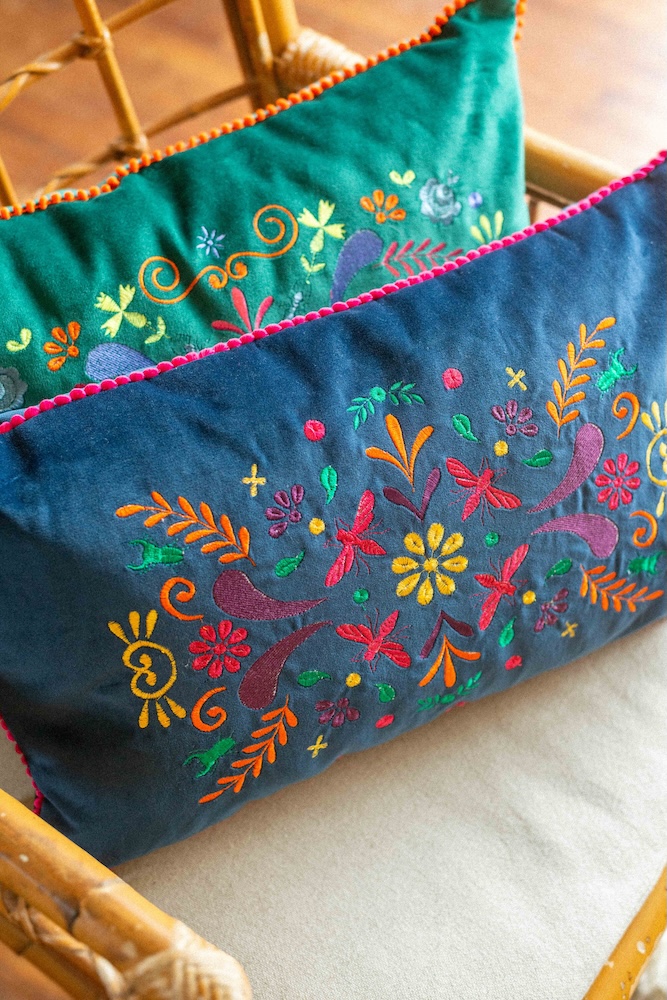 Coussin bleu brodé abeilles – Image 4