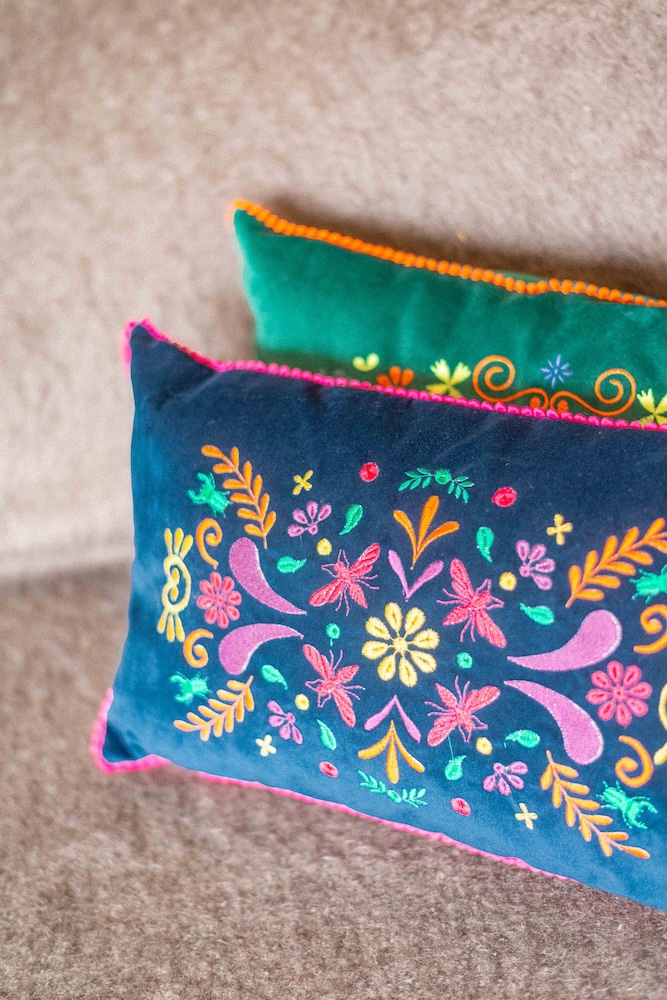 Coussin bleu brodé abeilles