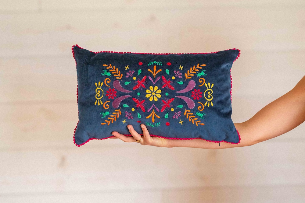 Coussin bleu brodé abeilles – Image 3