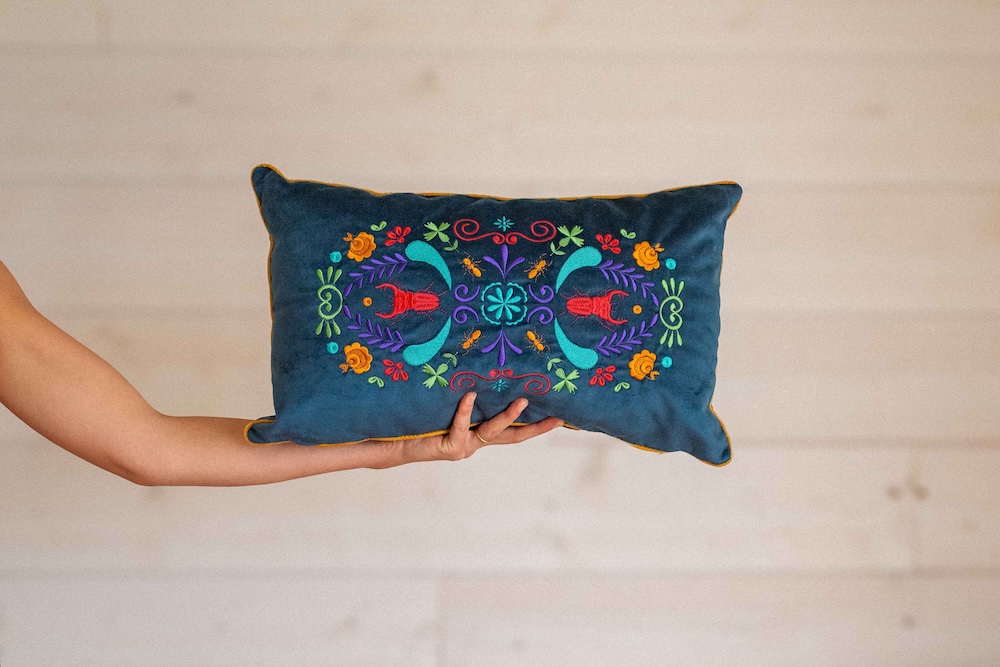 Coussin brodé bleu et lucanes – Image 2