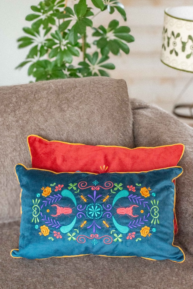 Coussin brodé bleu et lucanes – Image 4