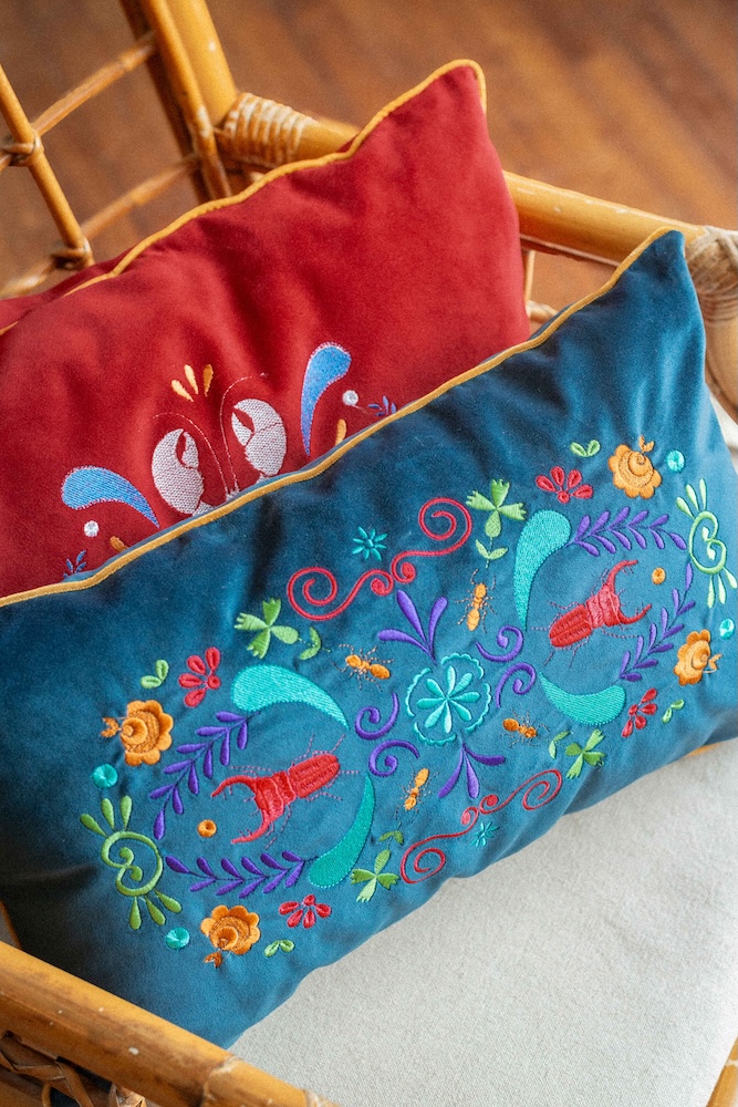 Coussin brodé bleu et lucanes