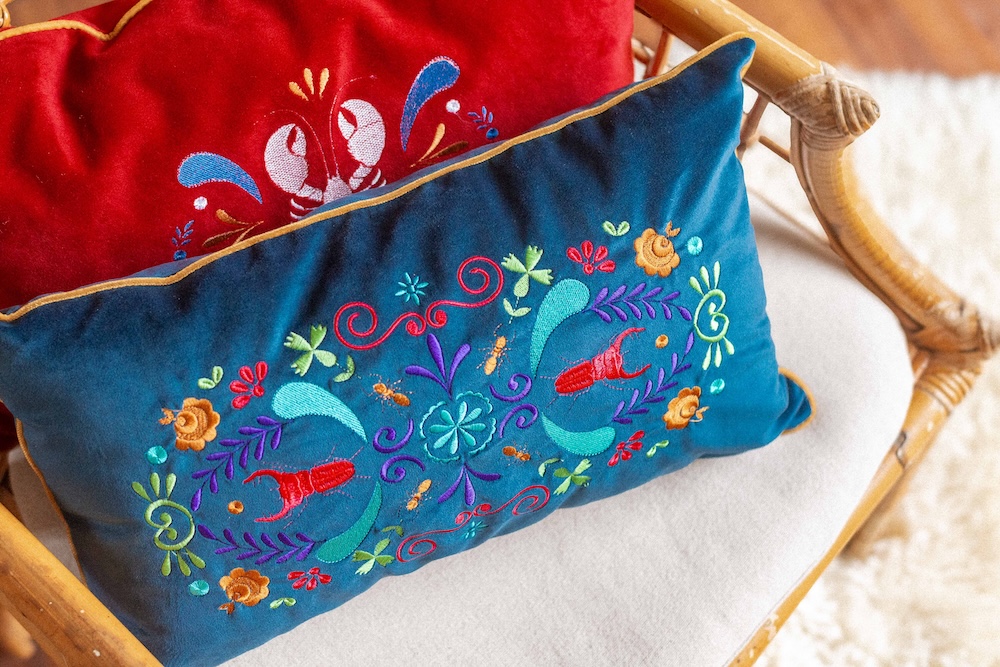 Coussin brodé bleu et lucanes – Image 3