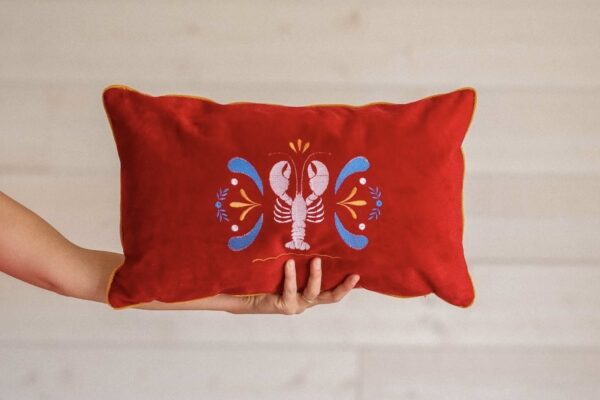 Coussin rouge broderie homard – Image 2