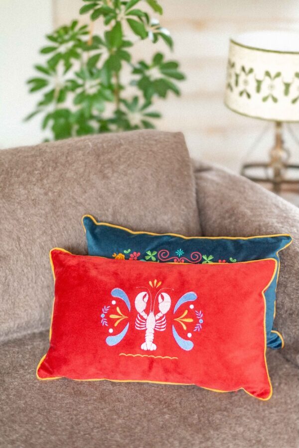 Coussin rouge broderie homard – Image 4