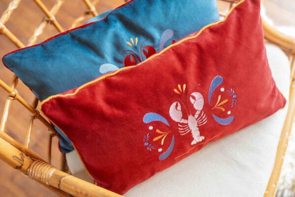 Coussin rouge broderie homard