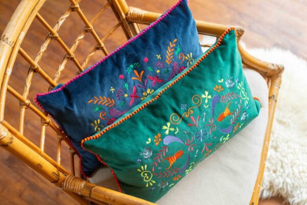 Coussin brodé vert – Image 2