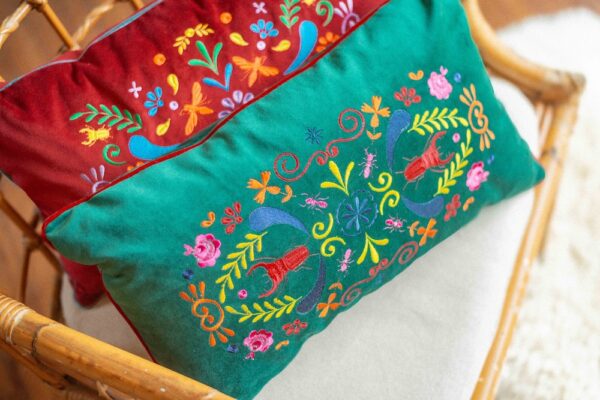Coussin vert broderie scarabée rouge – Image 2