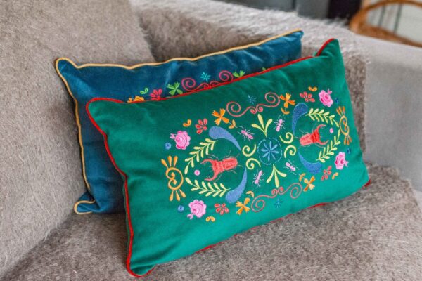 Coussin vert broderie scarabée rouge – Image 3