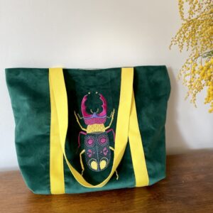 Sac cabas vert en velours brodé d'une lucane / scarabée rose et jaune.