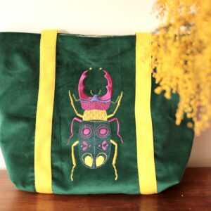 Sac cabas vert en velours brodé d'une lucane / scarabée rose et jaune.